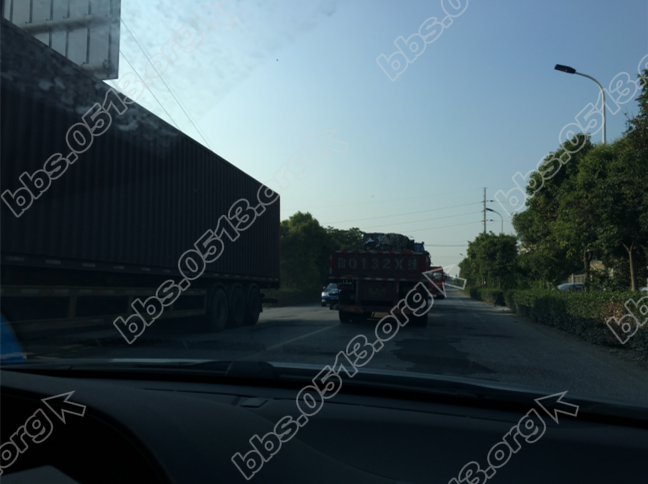 大货车一辆接一辆