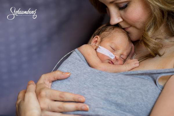 美医院重症病房鼓励妈妈与宝宝肌肤相亲，袋鼠式育儿令人动容