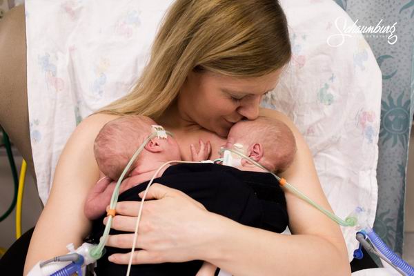 美医院重症病房鼓励妈妈与宝宝肌肤相亲，袋鼠式育儿令人动容