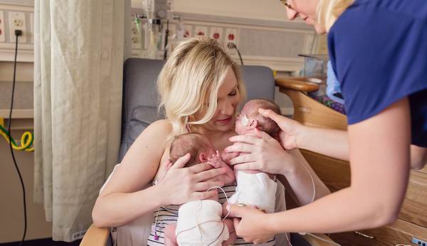 美医院重症病房鼓励妈妈与宝宝肌肤相亲，袋鼠式育儿令人动容