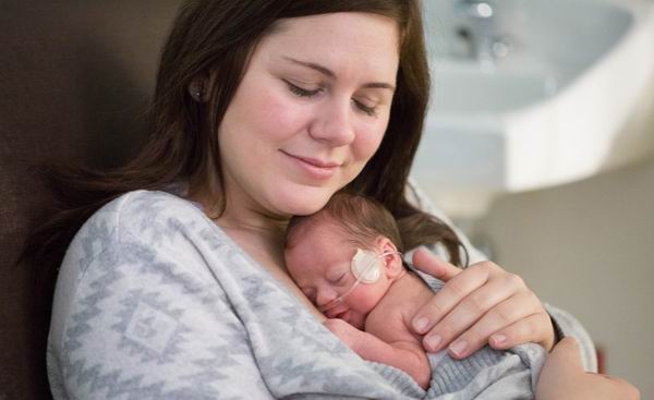 美医院重症病房鼓励妈妈与宝宝肌肤相亲，袋鼠式育儿令人动容