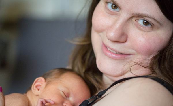 美医院重症病房鼓励妈妈与宝宝肌肤相亲，袋鼠式育儿令人动容