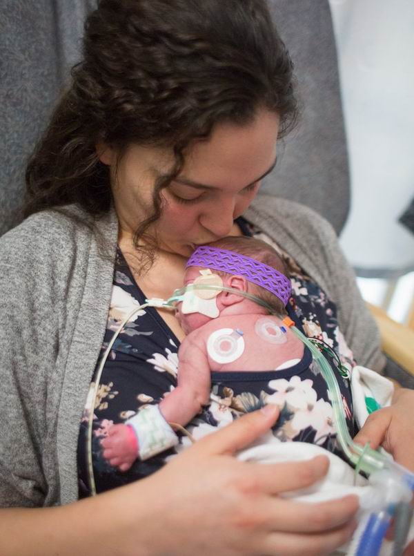 美医院重症病房鼓励妈妈与宝宝肌肤相亲，袋鼠式育儿令人动容