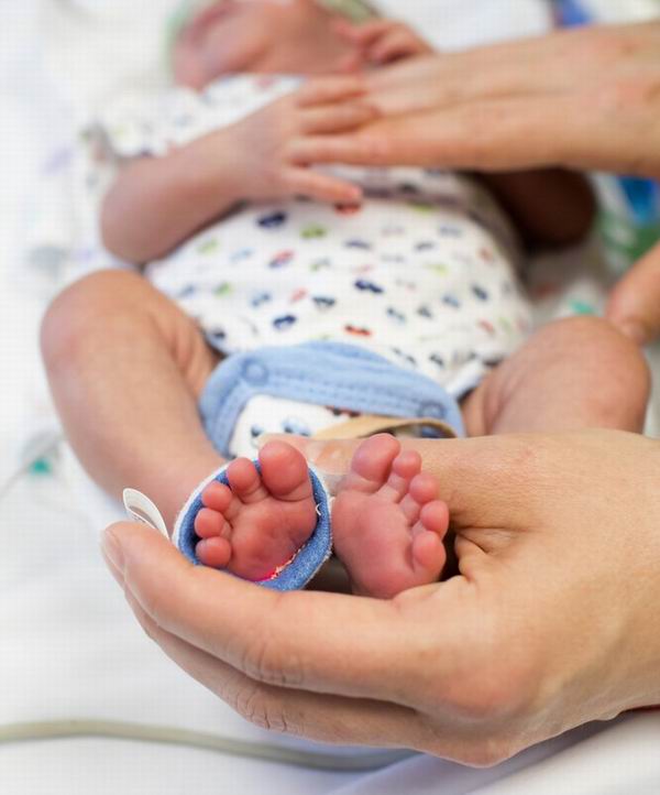 美医院重症病房鼓励妈妈与宝宝肌肤相亲，袋鼠式育儿令人动容