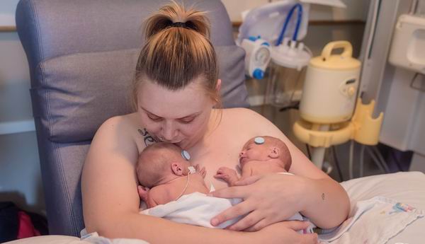 美医院重症病房鼓励妈妈与宝宝肌肤相亲，袋鼠式育儿令人动容