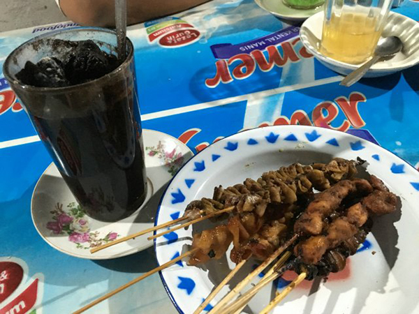 趣看｜暗黑饮料：你一定没亲历过“活的”烧炭咖灰