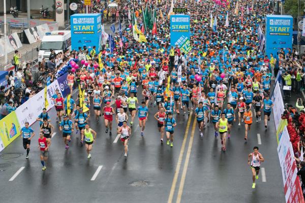 普通跑者眼中的中国马拉松：我们富了，压力大了，赛事疯了