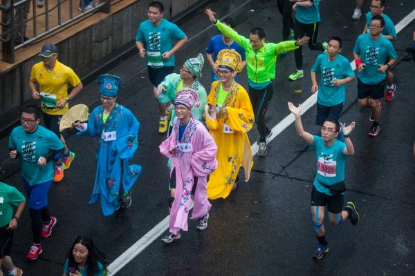 普通跑者眼中的中国马拉松：我们富了，压力大了，赛事疯了