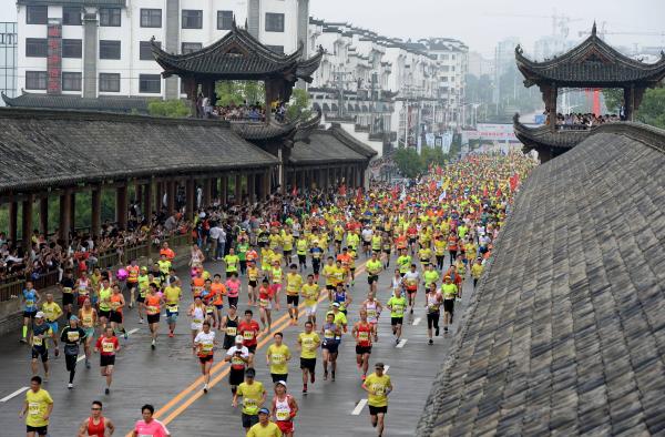 普通跑者眼中的中国马拉松：我们富了，压力大了，赛事疯了