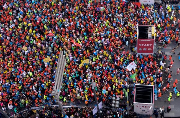 普通跑者眼中的中国马拉松：我们富了，压力大了，赛事疯了