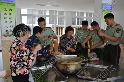 晨苑社区：粽香飘爱意 感恩邻里间2.JPG