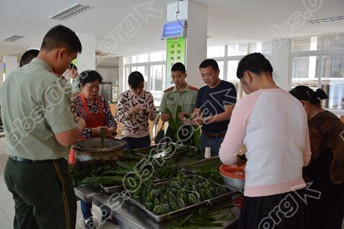 晨苑社区：粽香飘爱意 感恩邻里间1.JPG