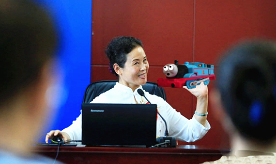 澎湃联播｜一句话形容女德演讲：嘴里有辆火车在高速逆行