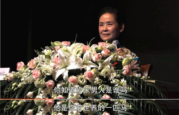 澎湃联播｜一句话形容女德演讲：嘴里有辆火车在高速逆行