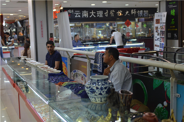 特稿︱新丝绸之路上的使者：杭州文玩市场里的中亚商人