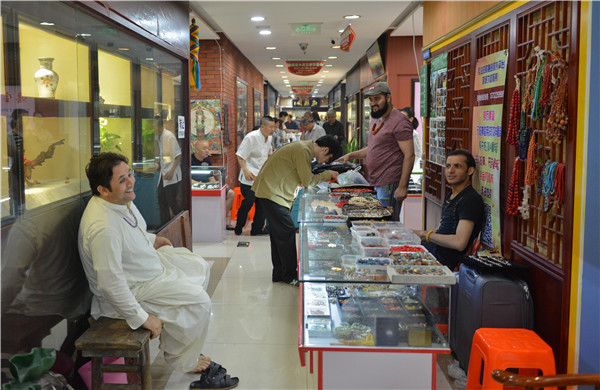 特稿︱新丝绸之路上的使者：杭州文玩市场里的中亚商人