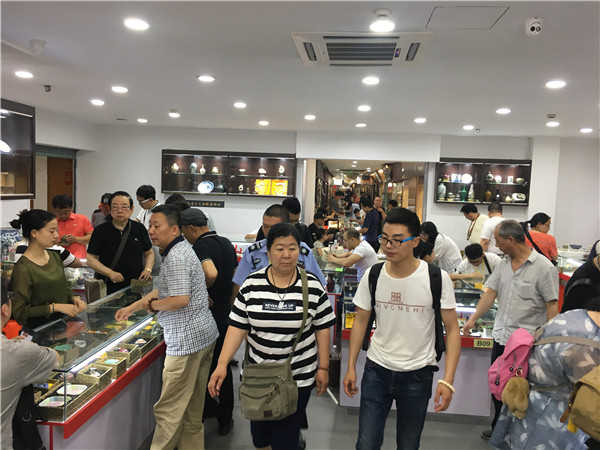 特稿︱新丝绸之路上的使者：杭州文玩市场里的中亚商人