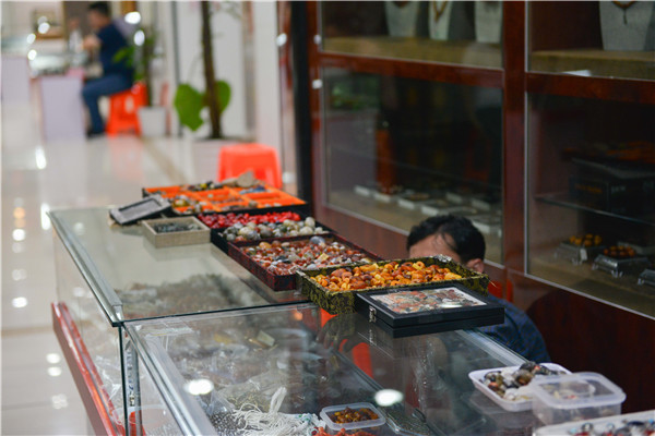 特稿︱新丝绸之路上的使者：杭州文玩市场里的中亚商人