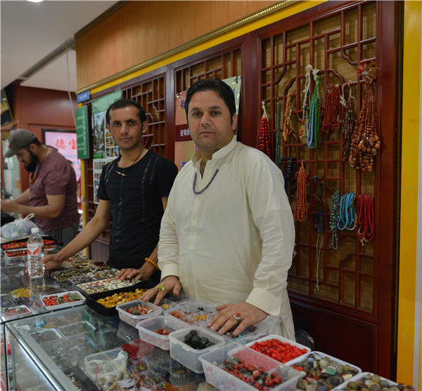特稿︱新丝绸之路上的使者：杭州文玩市场里的中亚商人