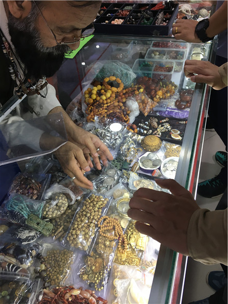 特稿︱新丝绸之路上的使者：杭州文玩市场里的中亚商人