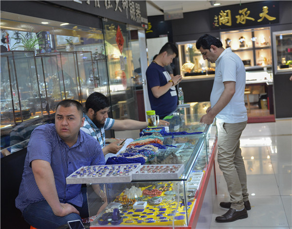 特稿︱新丝绸之路上的使者：杭州文玩市场里的中亚商人