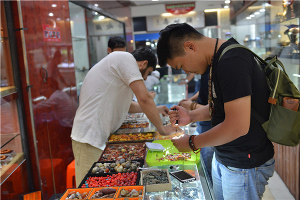 特稿︱新丝绸之路上的使者：杭州文玩市场里的中亚商人