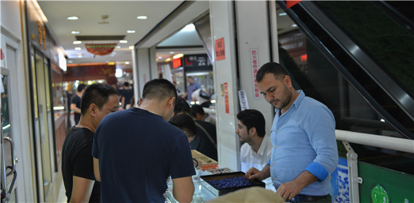 特稿︱新丝绸之路上的使者：杭州文玩市场里的中亚商人