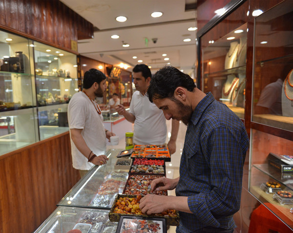 特稿︱新丝绸之路上的使者：杭州文玩市场里的中亚商人