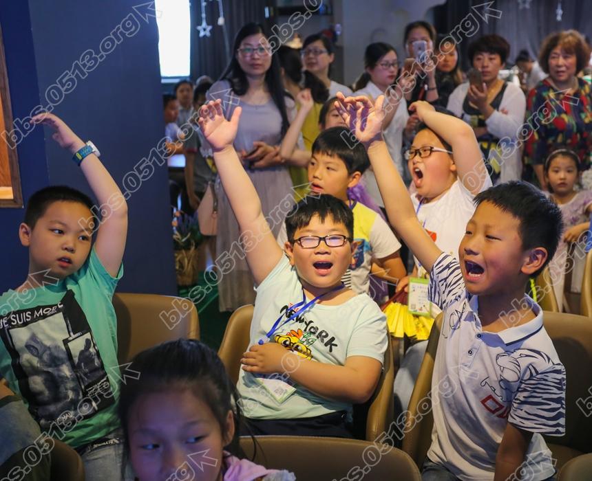 小记者识龙虾    钱伟章摄 (3).jpg