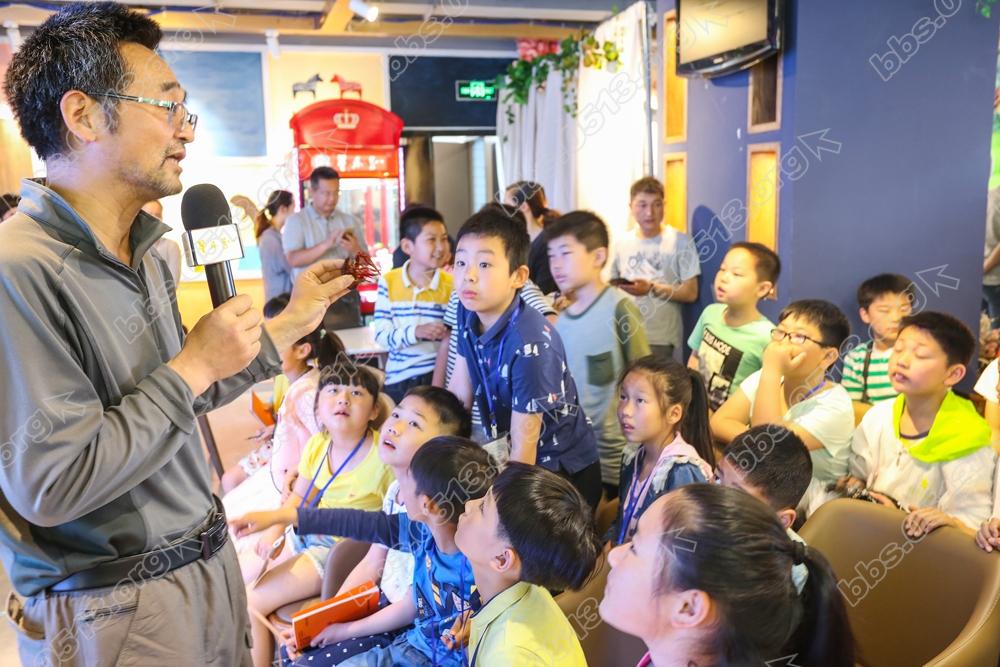 小记者识龙虾    钱伟章摄 (6).jpg