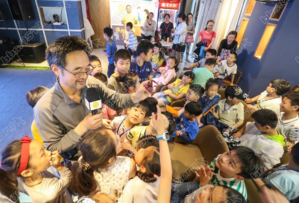 小记者识龙虾    钱伟章摄 (11).jpg