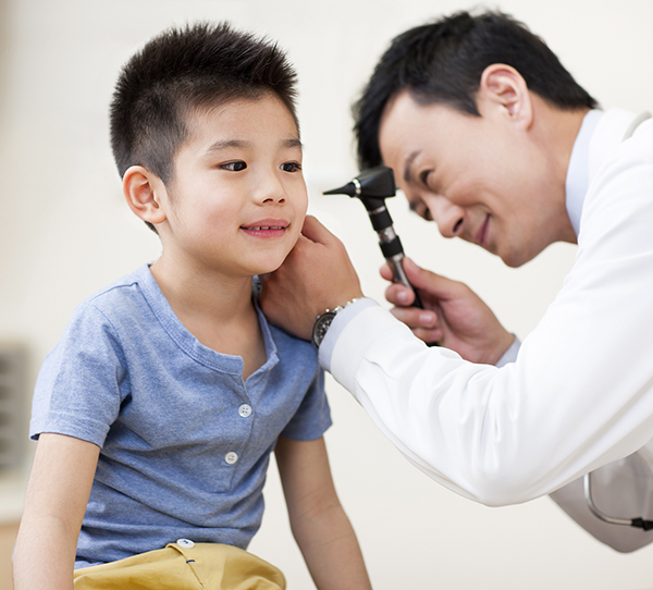 如何让听障患儿“能说会道”，言语治疗须引导家庭长期训练