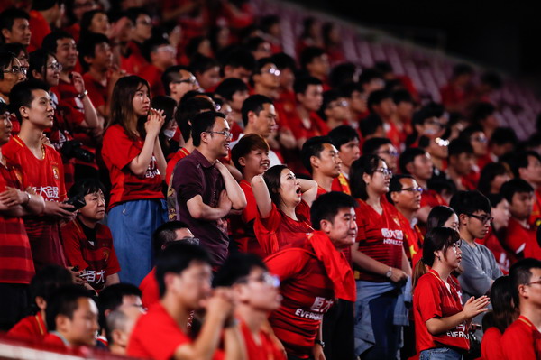 恒大延续不败金身晋级亚冠八强，许老板要的三冠王在路上