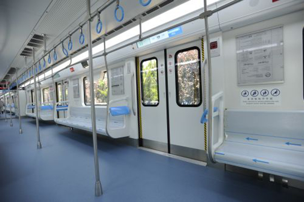 中国首款山地A型地铁列车诞生，首列车近日运抵重庆调试