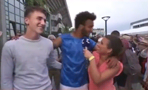 直播中遭法网小将数次强吻，赛场内的女记者有多不容易