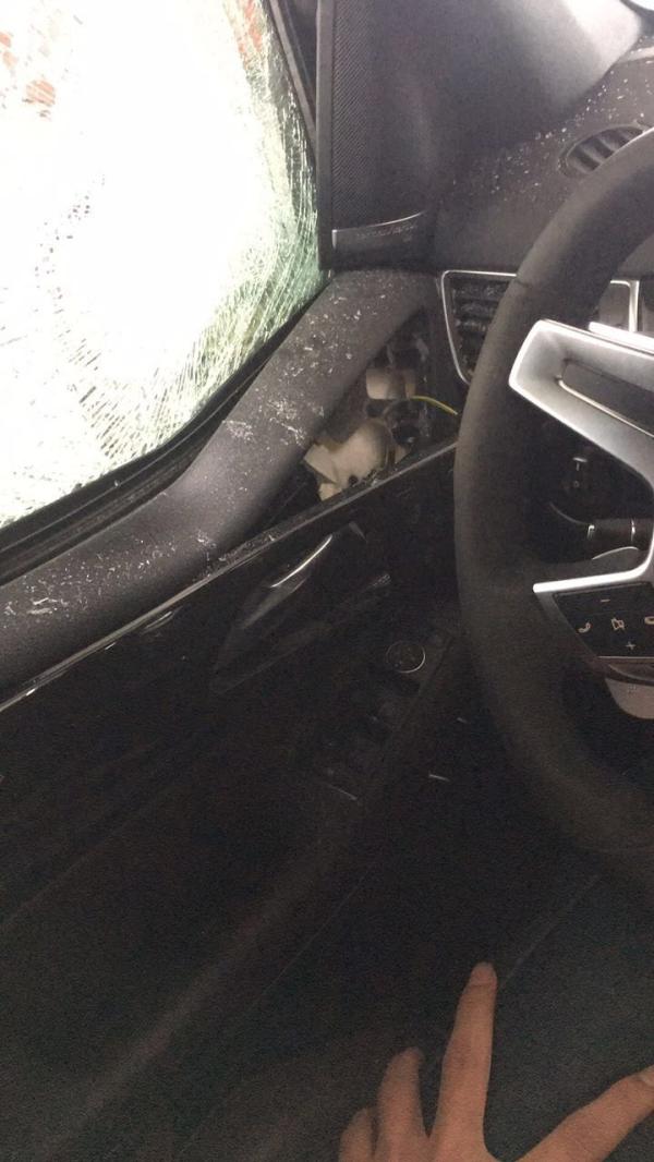 奔驰百万豪车撞车后安全气囊没弹出，4S店一查发现没传感器