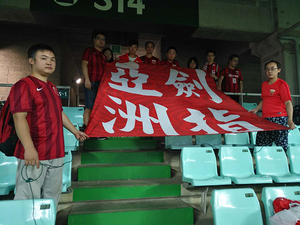 对话中超最狂热球迷：跟完球队全年所有比赛后，我老婆这样说