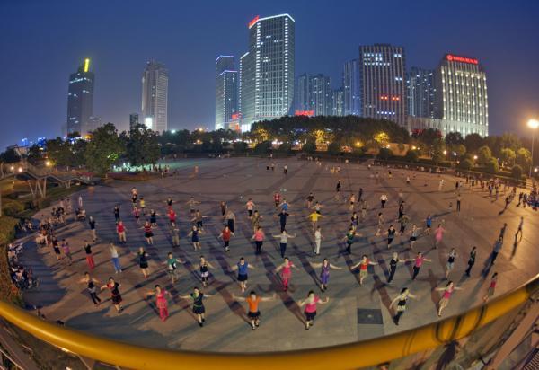 和广场舞“抢地盘”为啥那么难，老年人急需他们的休闲空间