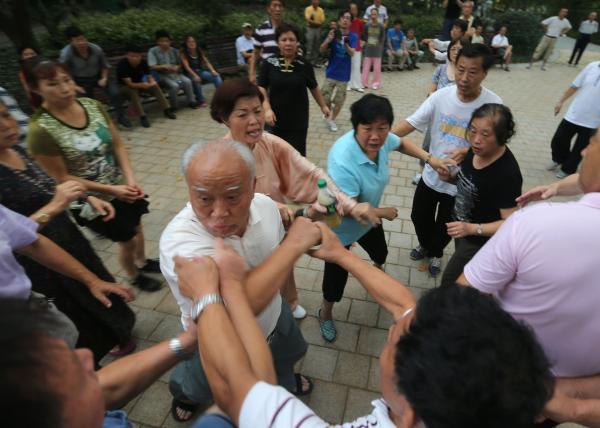 和广场舞“抢地盘”为啥那么难，老年人急需他们的休闲空间