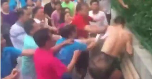 独家|广场舞抢地盘事件亲历者：视频我拍的，被打的是我朋友