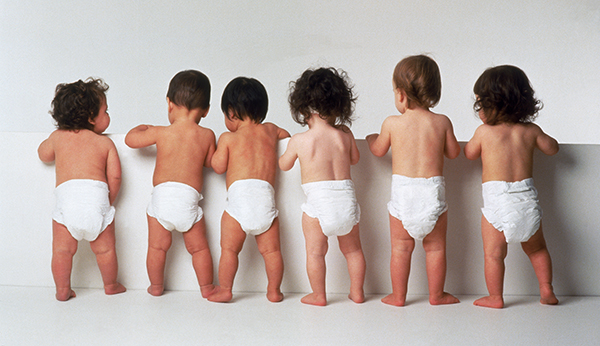 夏天带娃烦恼多，宝宝该用纸尿裤还是布尿裤