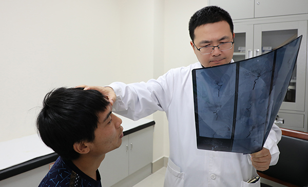 专访｜陆信武：颈动脉狭窄需防中风，微创新技术拆除主动脉瘤