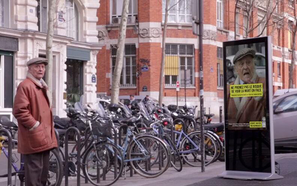 趣看｜法国：告示牌模拟汽车急刹车声，专吓行人并拍照展示