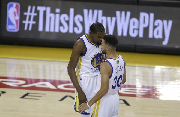勇士19分再胜骑士！库里三双，勇士季后赛14连胜创纪录