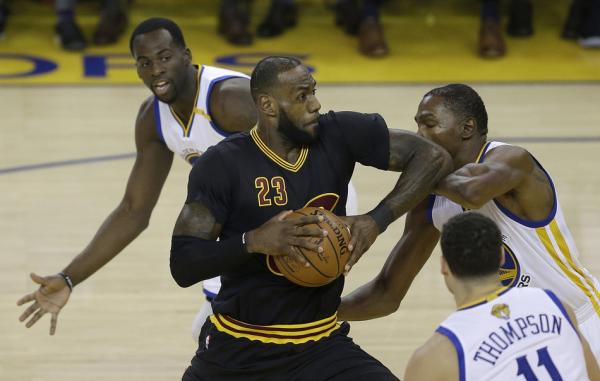 勇士19分再胜骑士！库里三双，勇士季后赛14连胜创纪录