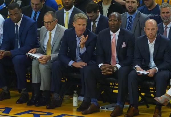 勇士19分再胜骑士！库里三双，勇士季后赛14连胜创纪录