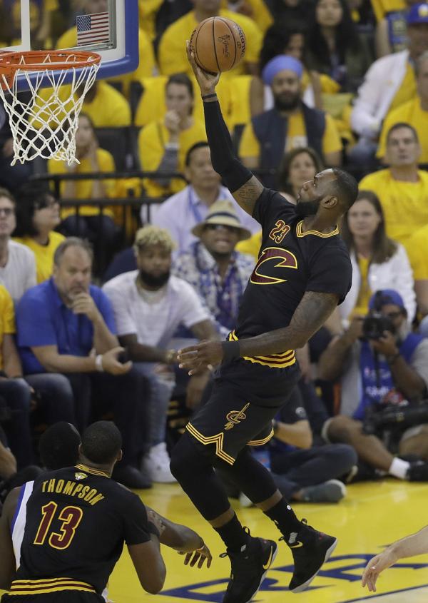 勇士19分再胜骑士！库里三双，勇士季后赛14连胜创纪录