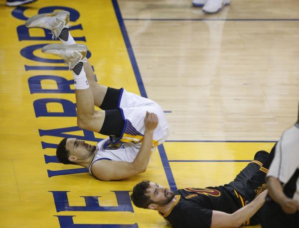 勇士19分再胜骑士！库里三双，勇士季后赛14连胜创纪录