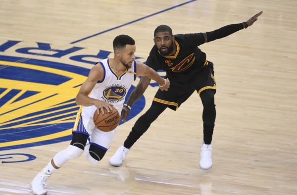 勇士19分再胜骑士！库里三双，勇士季后赛14连胜创纪录