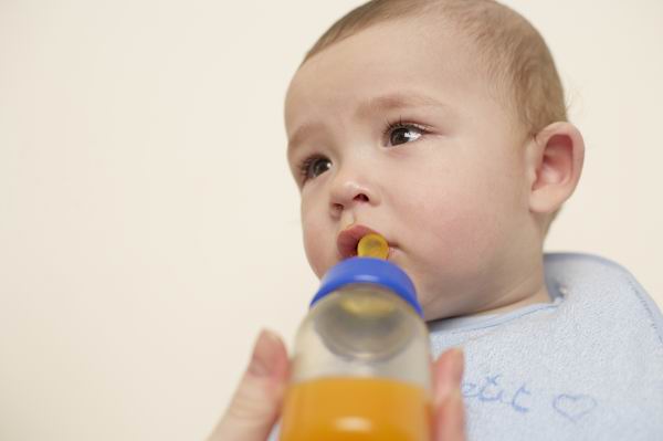 美国儿科学会禁止宝宝一岁前喝果汁，营养师：应吃新鲜水果
